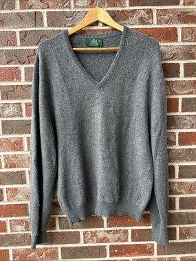 Balmoral Men's V-Neck Cashmere Sweater in Charcoal Gray